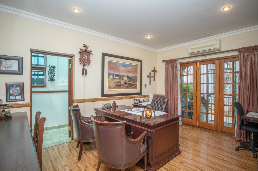 5 Bedroom Property for Sale in Ifafi North West